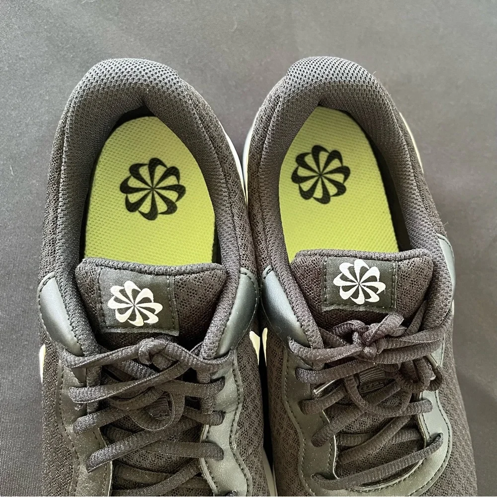 ⚡️SOLD⚡️ NIKE TANJUN Women's Sneakers Size 11 Like New - Picture 5 of 7